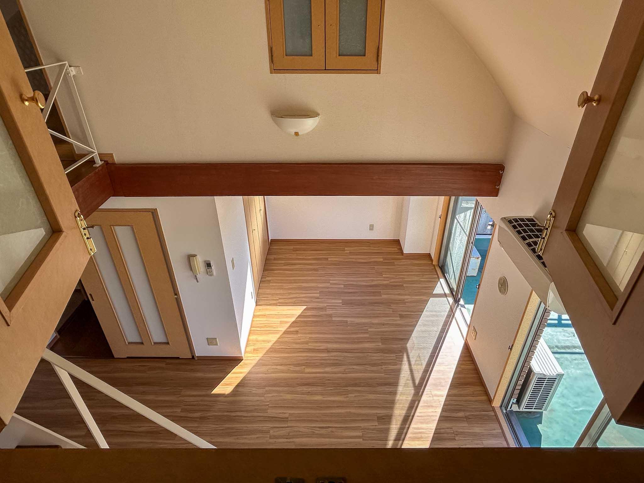 三鷹市中原の賃貸物件/2階：小窓から下階をのぞく