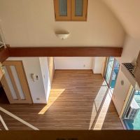 三鷹市中原の賃貸物件/2階：小窓から下階をのぞく