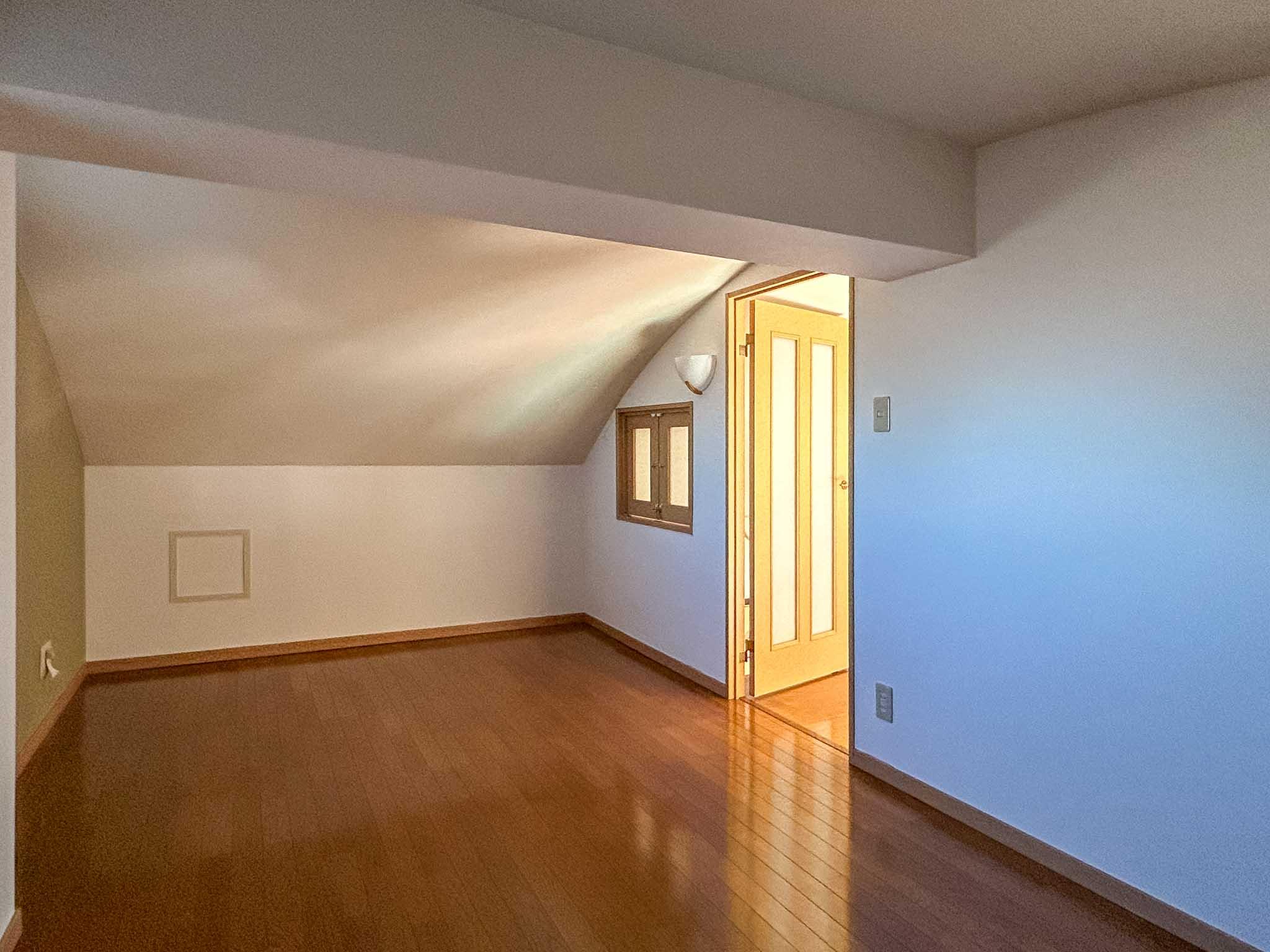 三鷹市中原の賃貸物件/2階：西側の洋室