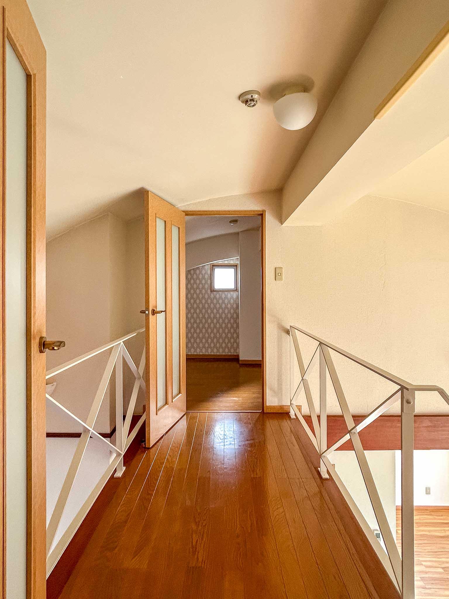 三鷹市中原の賃貸物件/2階：東西の洋室はブリッジ状の廊下で繋がっている