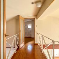 三鷹市中原の賃貸物件/2階：東西の洋室はブリッジ状の廊下で繋がっている