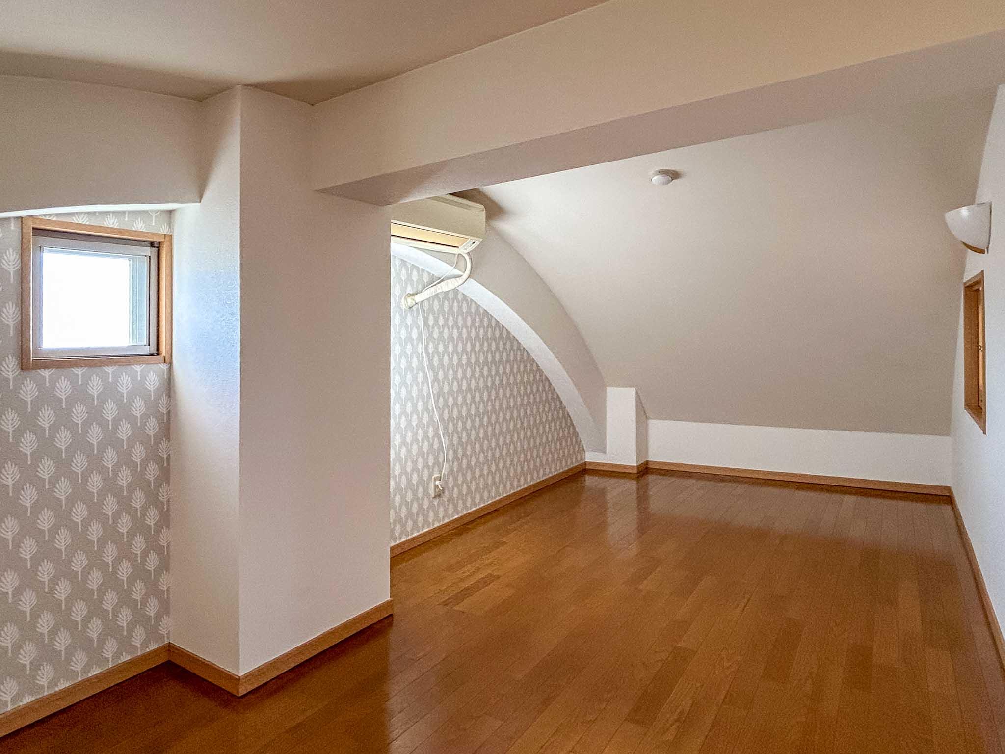 三鷹市中原の賃貸物件/2階：東側の洋室。西側とほぼ同じつくり