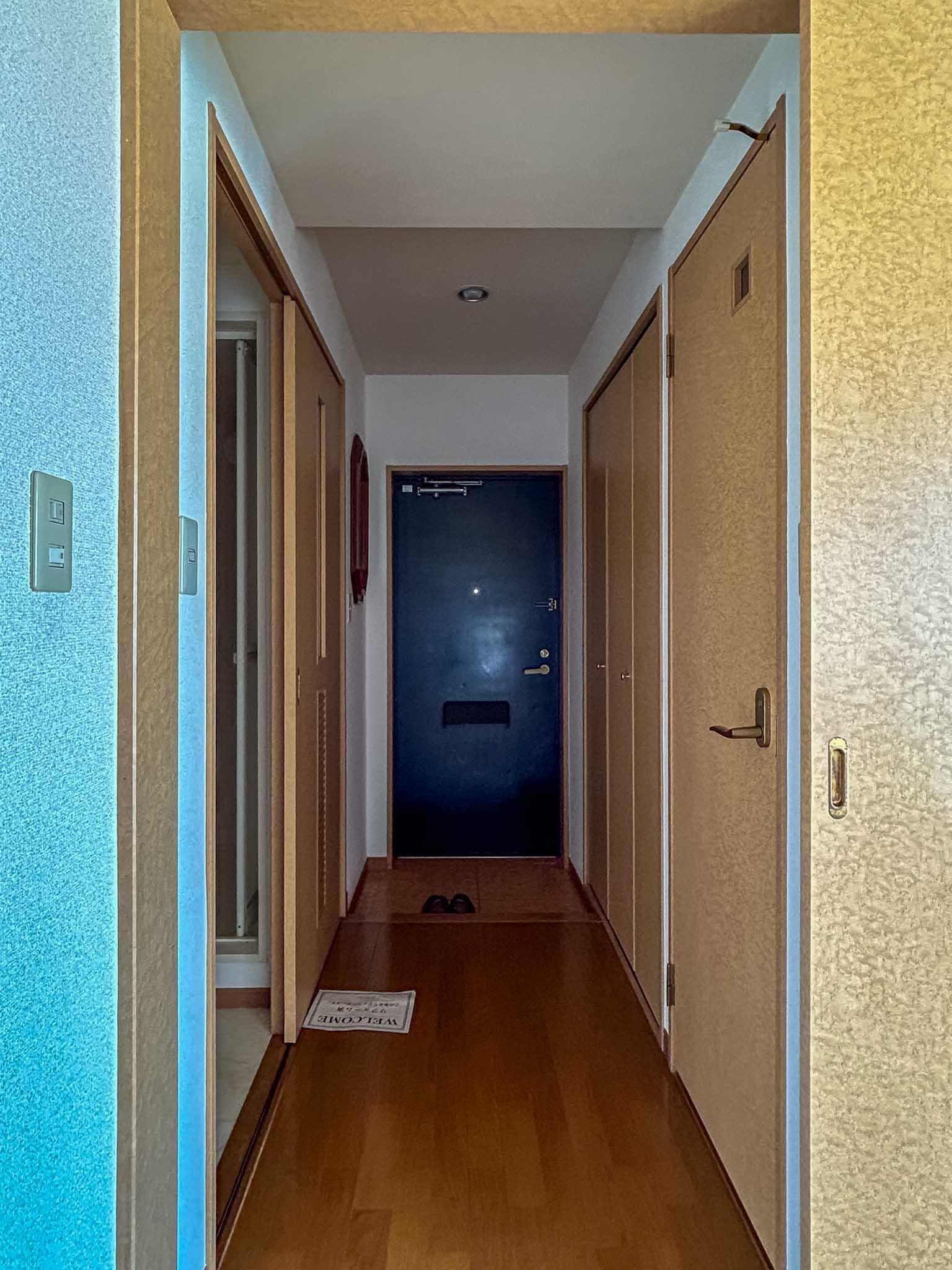 三鷹市中原の賃貸物件/1階：廊下。左に洗面脱衣室と浴室、右にトイレ