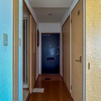 三鷹市中原の賃貸物件/1階：廊下。左に洗面脱衣室と浴室、右にトイレ