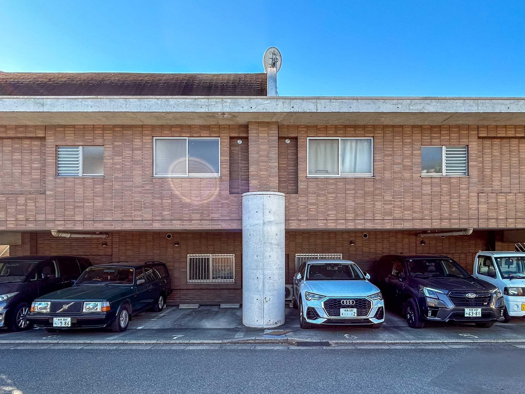 三鷹市中原の賃貸物件/駐車場。空きはありますが、幅が2.2mほどと狭めです