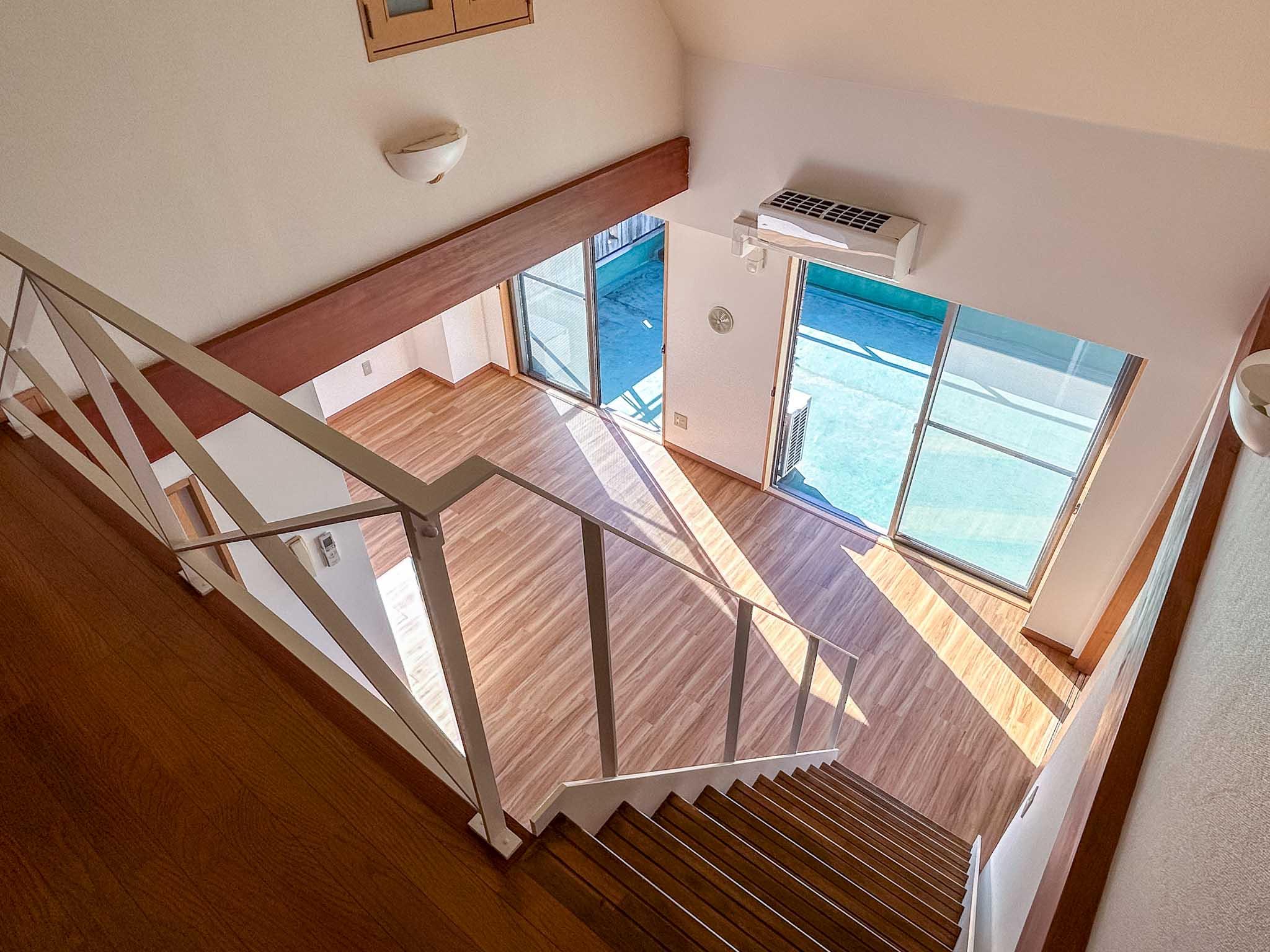 三鷹市中原の賃貸物件/2階：階段から見下ろす