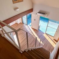 三鷹市中原の賃貸物件/2階：階段から見下ろす