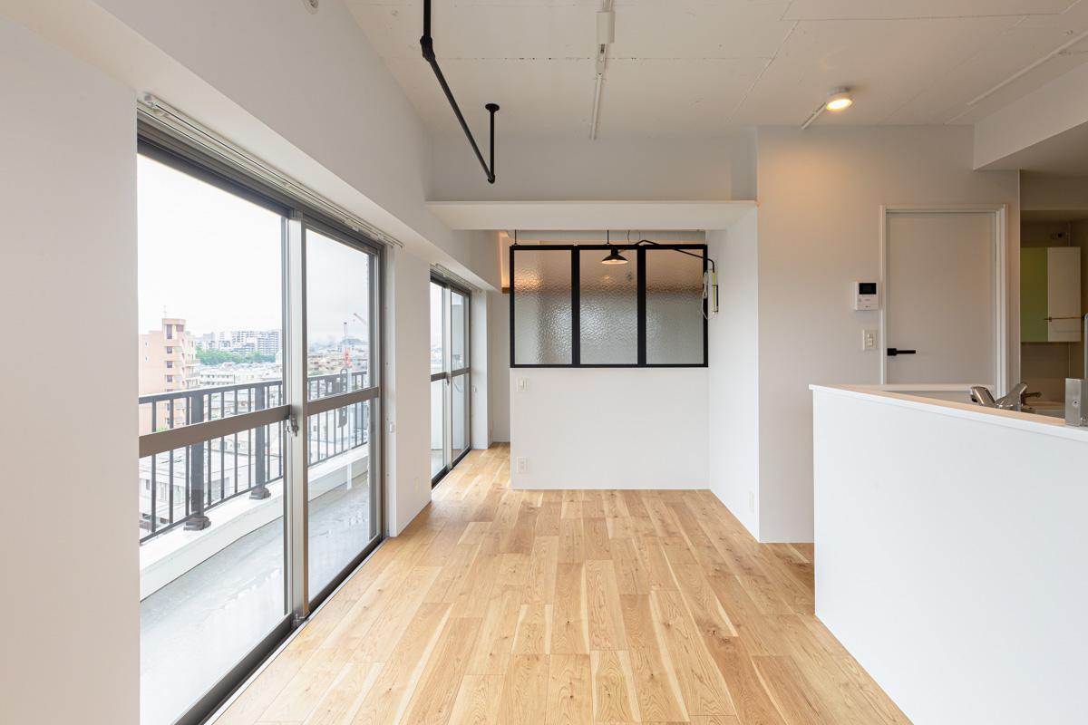 練馬区豊玉中の売買物件/見晴らしのいい窓をワイドに楽しめるお部屋にリノベーション。ガラスの間仕切りが明るく部屋を区切ってくれる