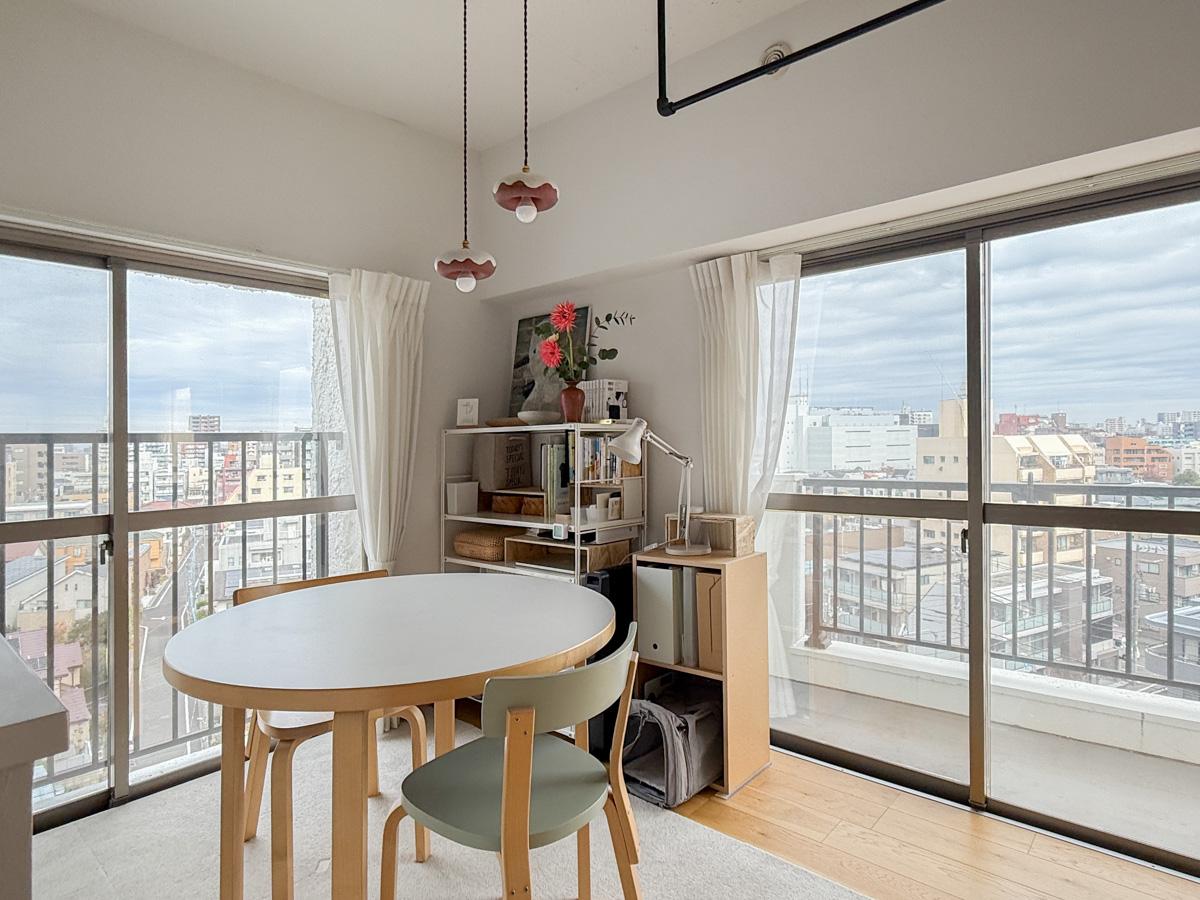 練馬区豊玉中の売買物件/入居中の写真。ホワイト×木のナチュラルな空間にインテリアが映えます