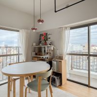 練馬区豊玉中の売買物件/入居中の写真。ホワイト×木のナチュラルな空間にインテリアが映えます