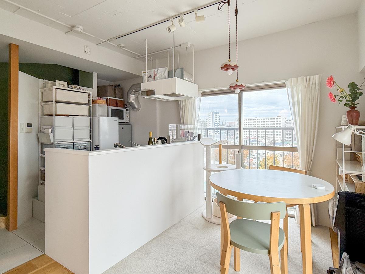 練馬区豊玉中の売買物件/キッチン側はこのような形。冷蔵庫は少し小さめのものにした方がよさそう