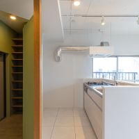 練馬区豊玉中の売買物件/キッチンや水回りは白いタイルの床です。こちらもかわいい