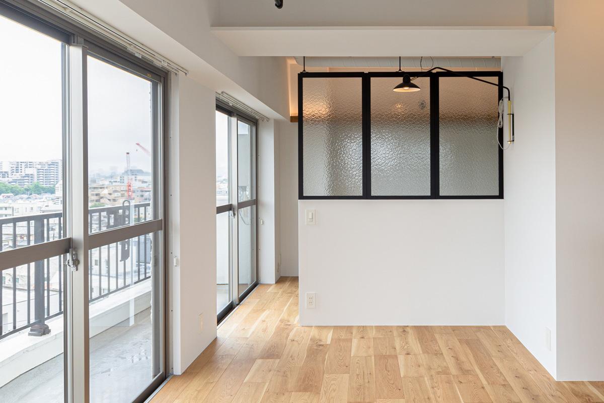 練馬区豊玉中の売買物件/寝室との間仕切り壁沿いにソファを置いたり、ワークデスクを置いたりできます。天井の梁の手前にインテリアがディスプレイできる棚がつくられ細かいところまで嬉しい
