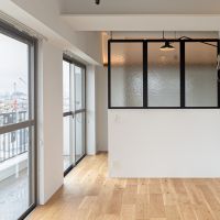 練馬区豊玉中の売買物件/寝室との間仕切り壁沿いにソファを置いたり、ワークデスクを置いたりできます。天井の梁の手前にインテリアがディスプレイできる棚がつくられ細かいところまで嬉しい