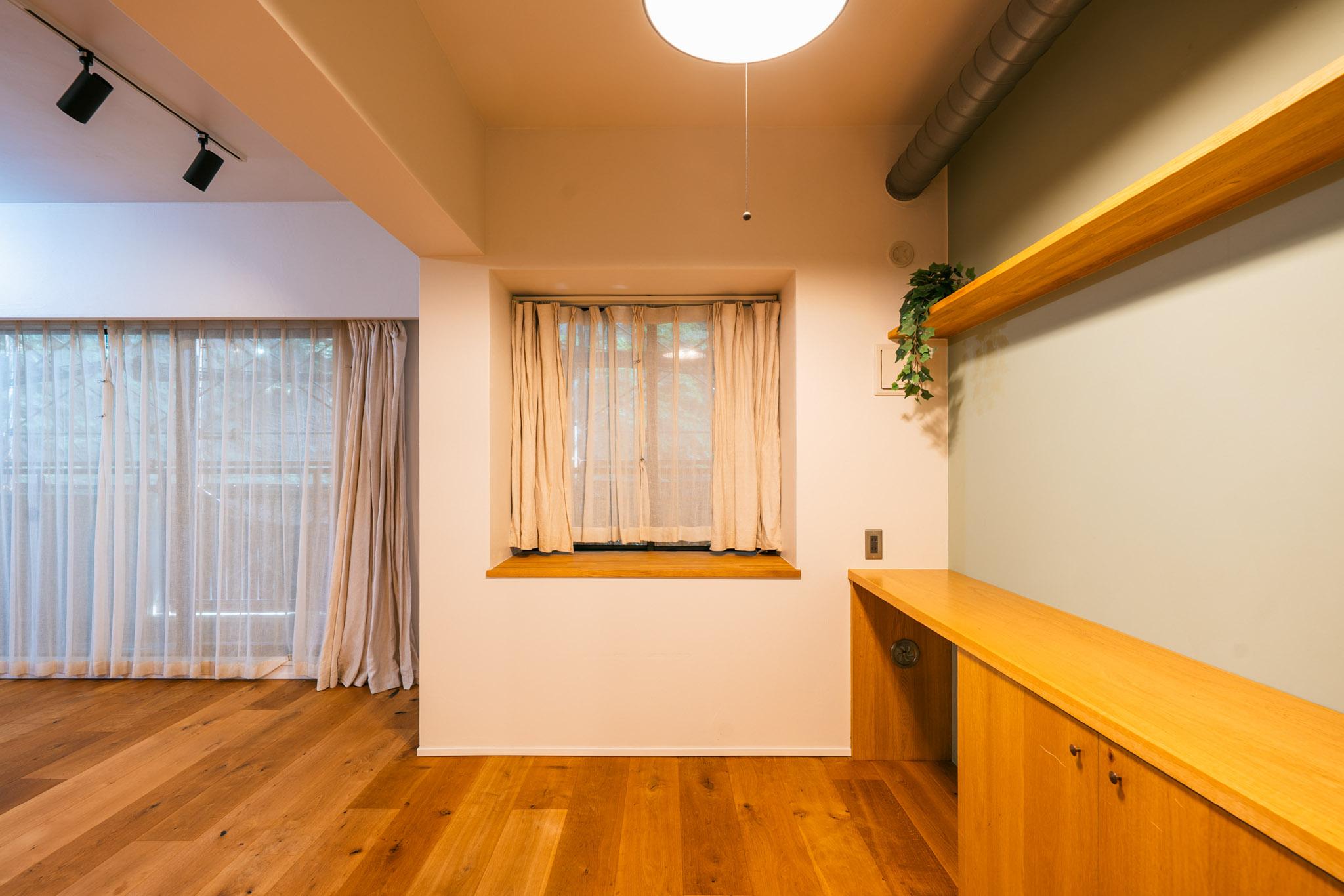 横浜市港北区箕輪町の売買物件/造作のデスクと窓辺の小さな緑