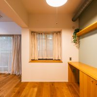 横浜市港北区箕輪町の売買物件/造作のデスクと窓辺の小さな緑