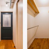 横浜市港北区箕輪町の売買物件/玄関扉と奥のウォークインクローゼット