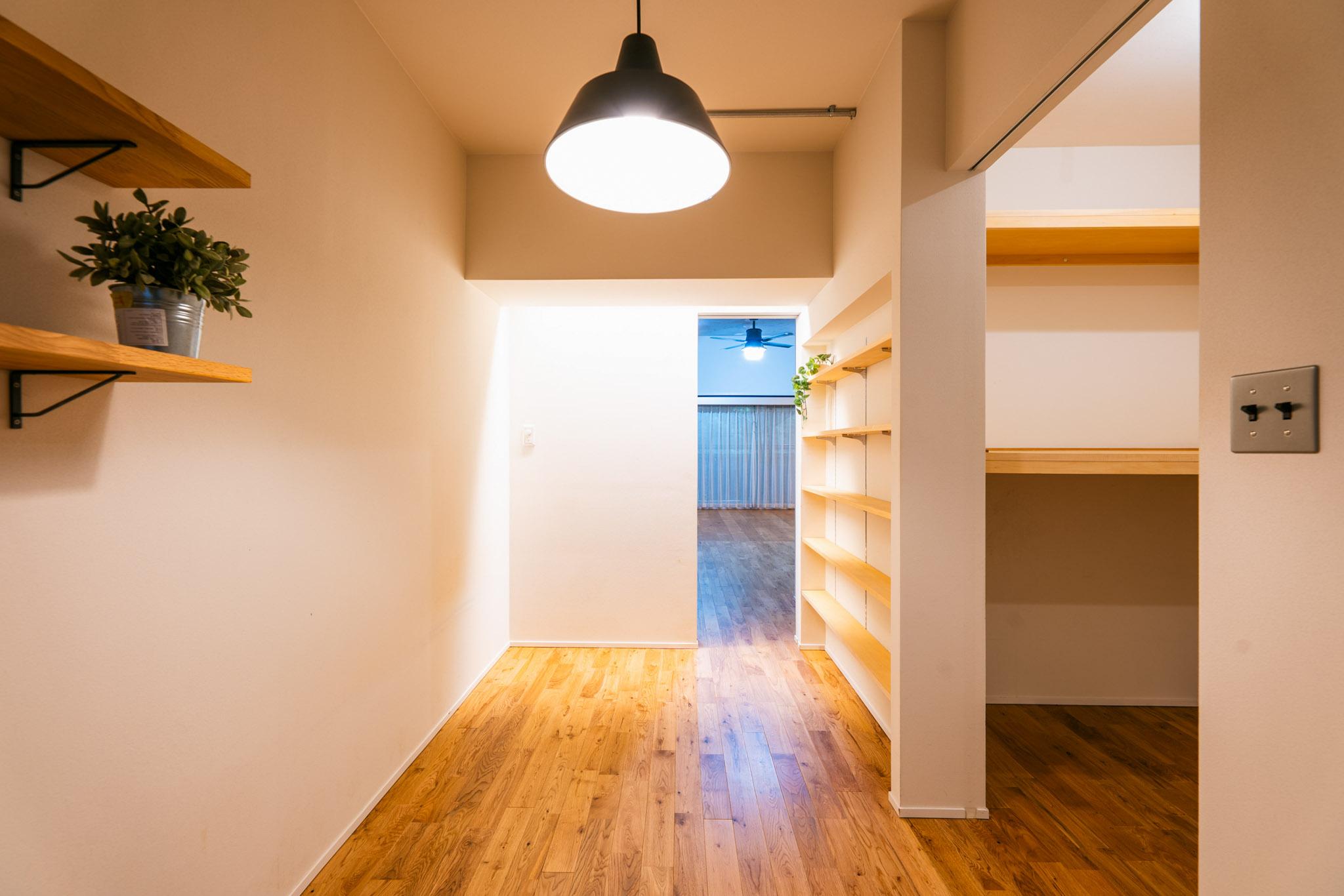 横浜市港北区箕輪町の売買物件/可動棚で自由に使える廊下収納（ROOM2）