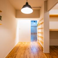 横浜市港北区箕輪町の売買物件/可動棚で自由に使える廊下収納（ROOM2）