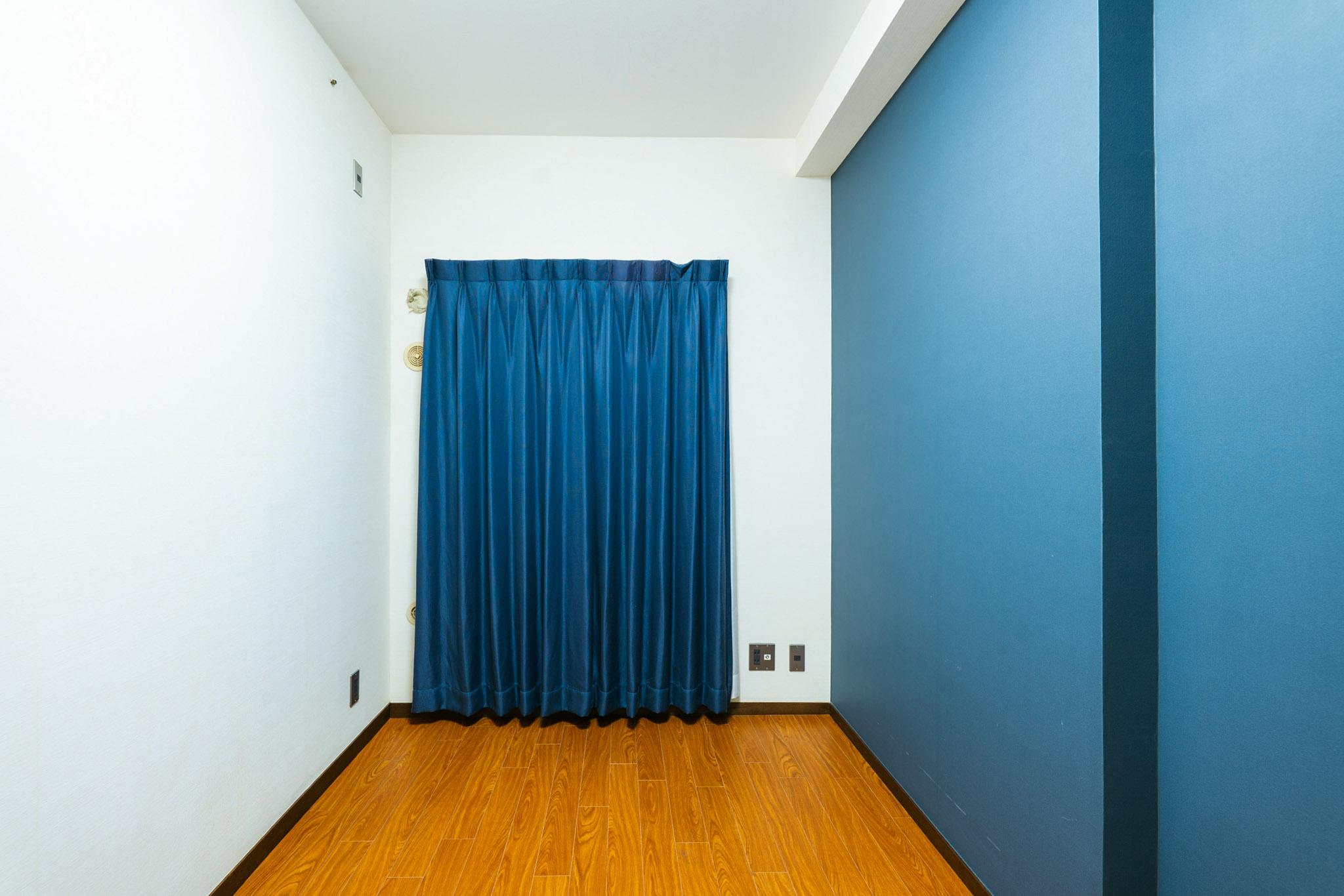 横浜市港北区箕輪町の売買物件/ブルーのアクセント壁が個性的（ROOM1）