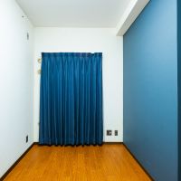 横浜市港北区箕輪町の売買物件/ブルーのアクセント壁が個性的（ROOM1）