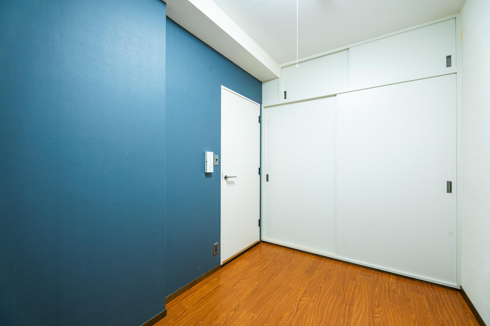 横浜市港北区箕輪町の売買物件/白い扉はたっぷり収納できる洋室のクローゼット（ROOM1）