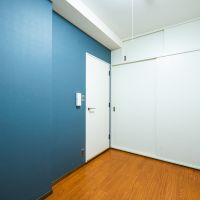 横浜市港北区箕輪町の売買物件/白い扉はたっぷり収納できる洋室のクローゼット（ROOM1）