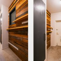 横浜市港北区箕輪町の売買物件/木貼りの壁面と露出配管のアトリエな土間