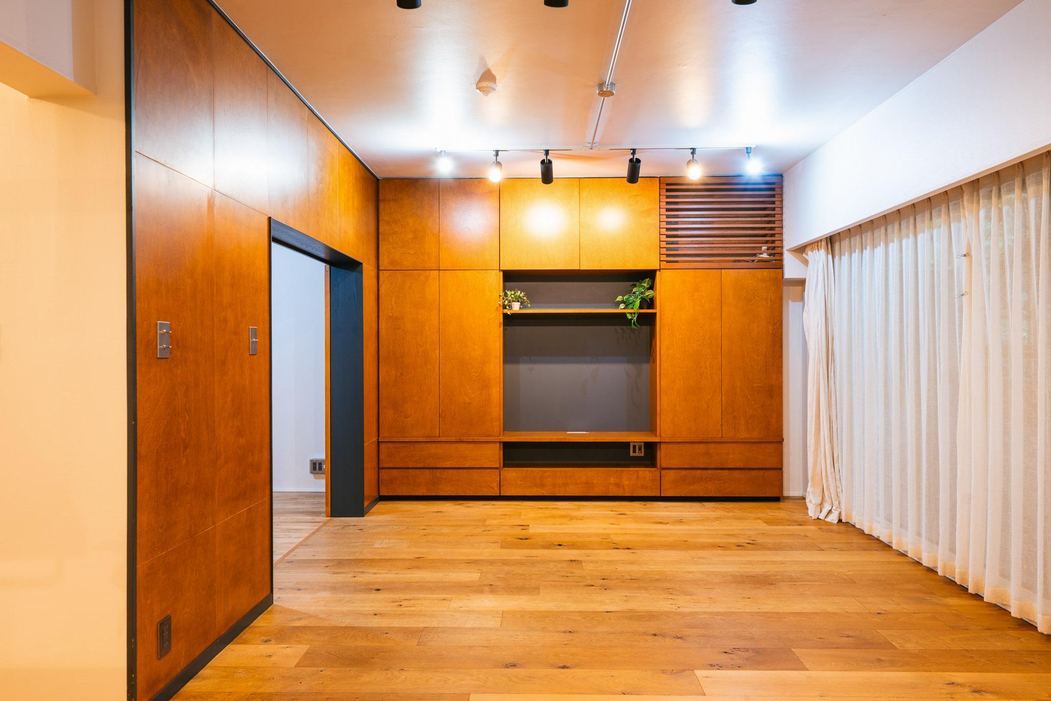 横浜市港北区箕輪町の売買物件/壁一面のオーク材造作収納家具