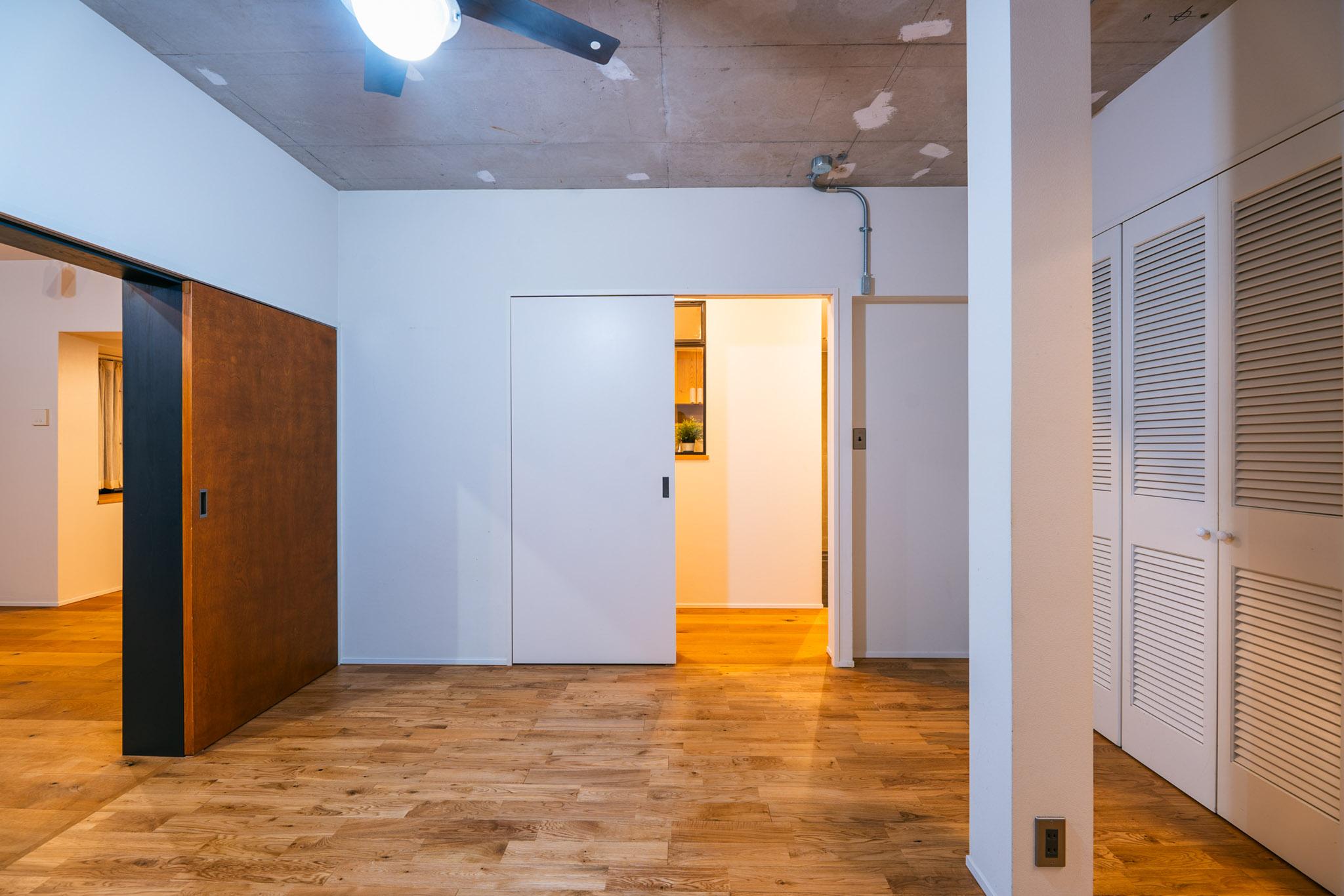 横浜市港北区箕輪町の売買物件/躯体現し天井がアクセントの洋室（ROOM3）