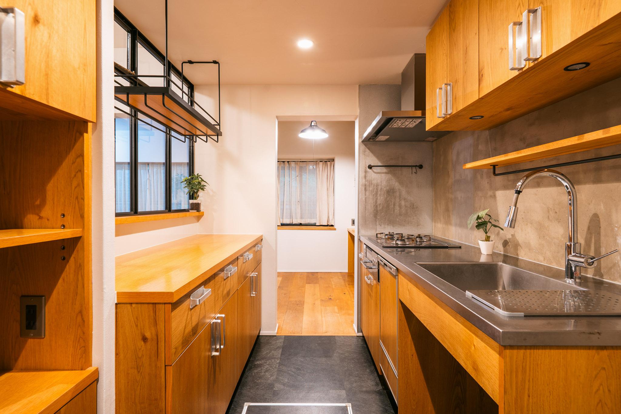 横浜市港北区箕輪町の売買物件/特注ステンレスと木の質感が調和したキッチン