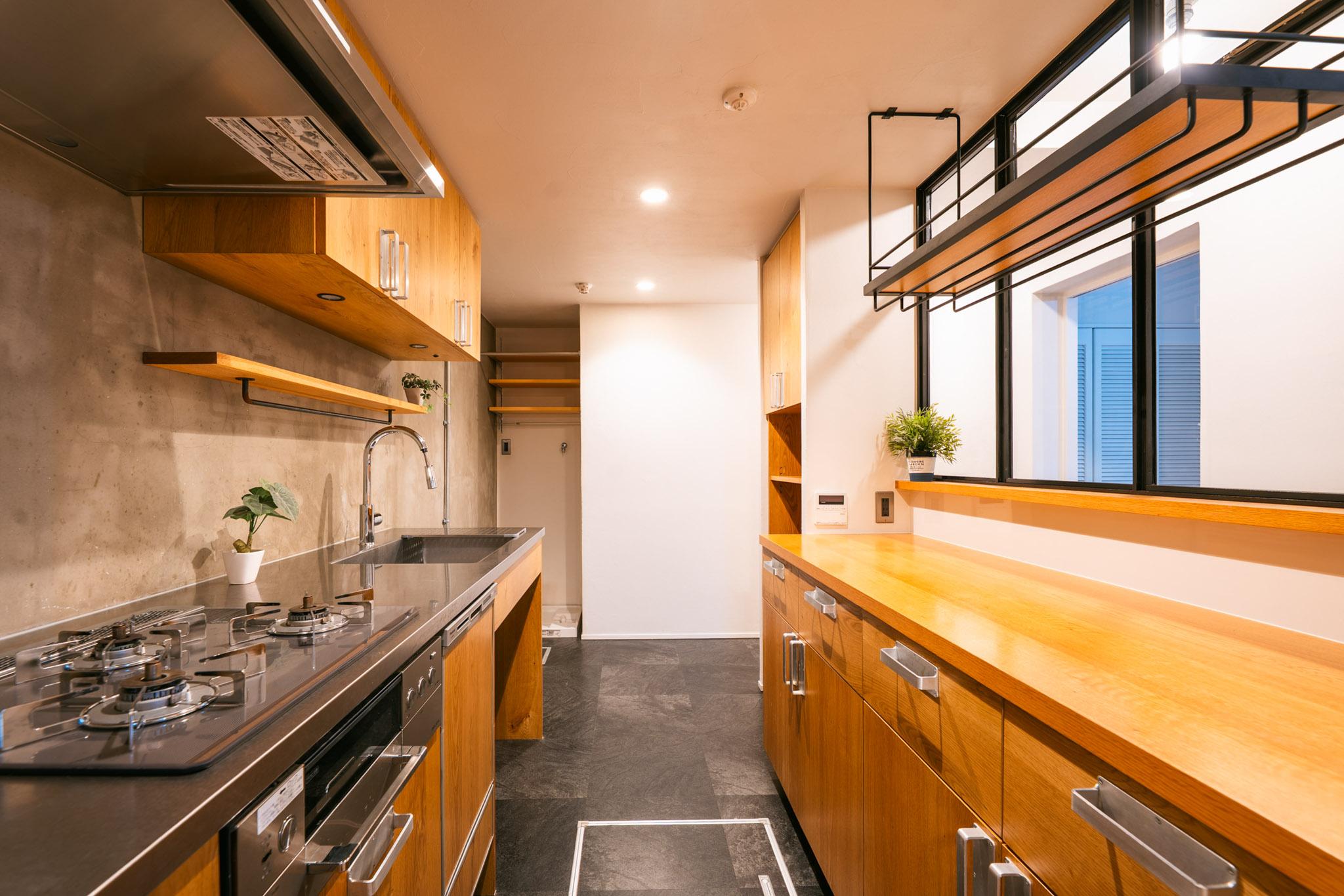 横浜市港北区箕輪町の売買物件/室内窓でつながるキッチン空間