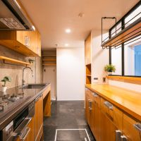 横浜市港北区箕輪町の売買物件/室内窓でつながるキッチン空間