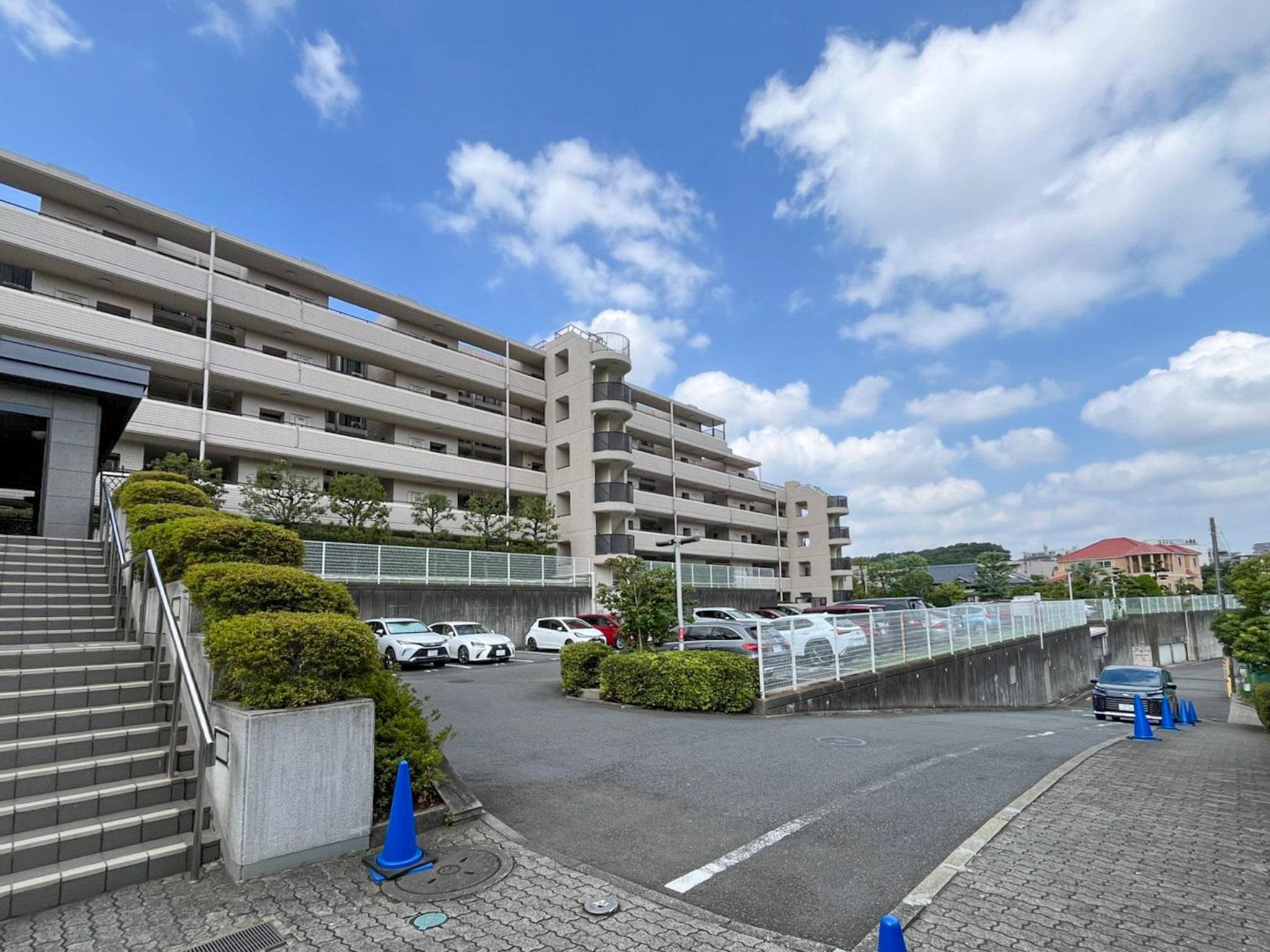 横浜市港北区箕輪町の売買物件/ゆとりある敷地に建つ落ち着いた外観