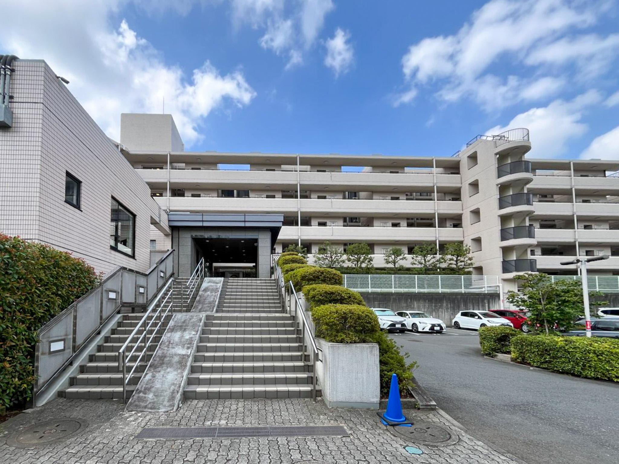 横浜市港北区箕輪町の売買物件/エントランスにつながる階段。ここは上がらずに行くルートもあり