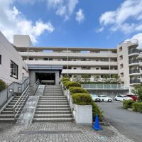 横浜市港北区箕輪町の売買物件/エントランスにつながる階段。ここは上がらずに行くルートもあり