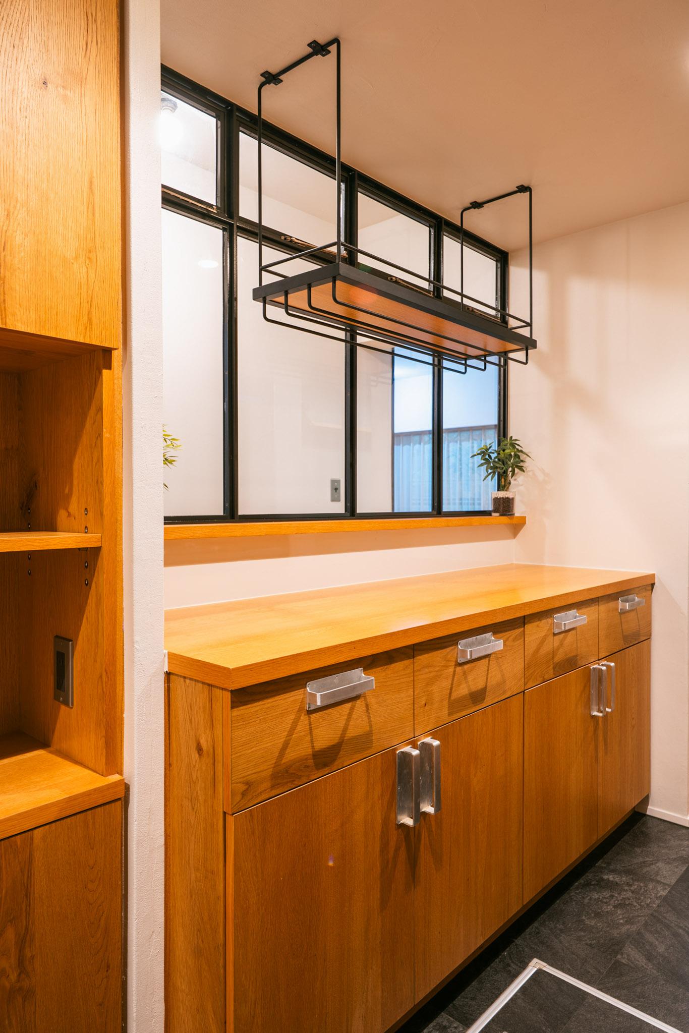 横浜市港北区箕輪町の売買物件/室内窓越しにキッチンが見える造作棚