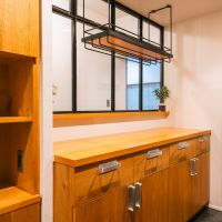 横浜市港北区箕輪町の売買物件/室内窓越しにキッチンが見える造作棚