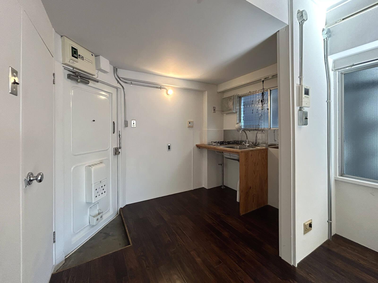 杉並区和田の賃貸物件/キッチンは玄関前にコンパクトにまとめられ