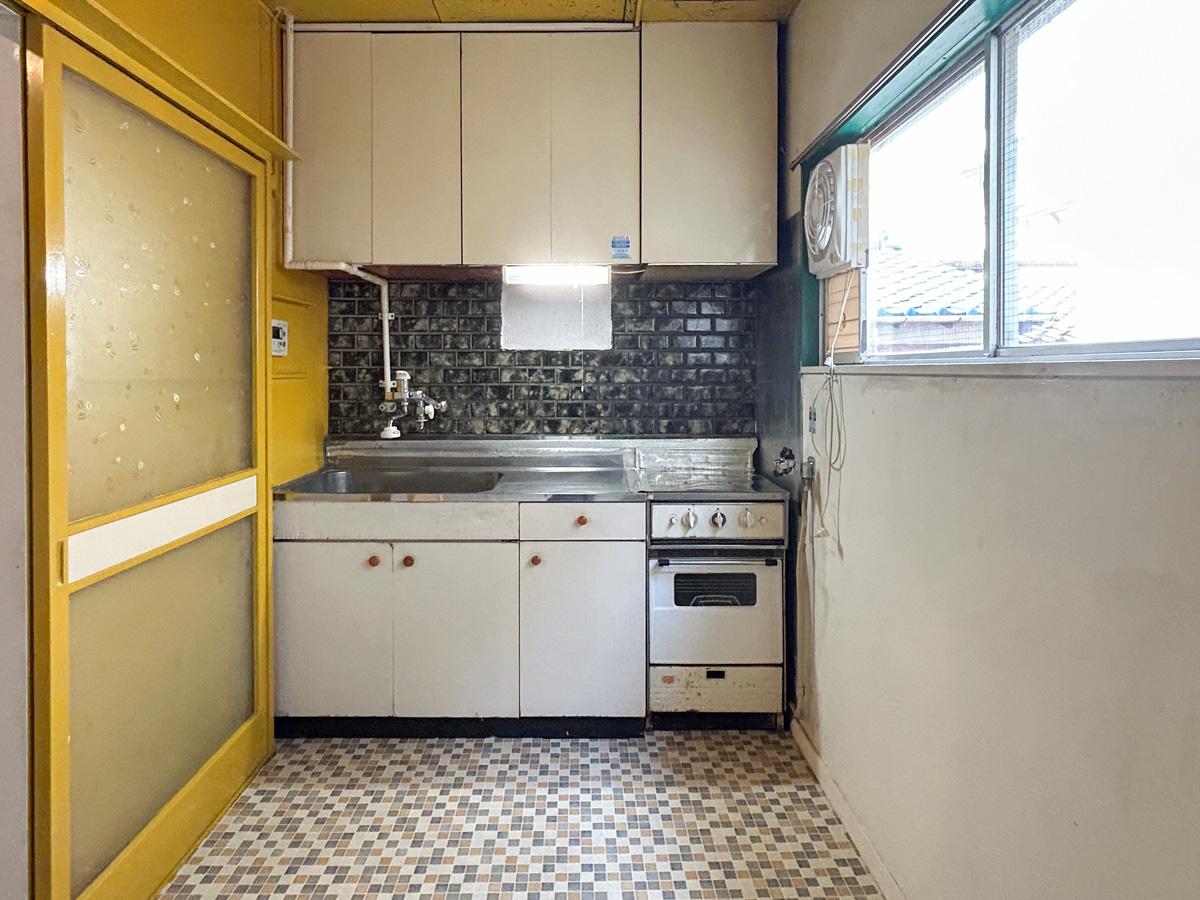 中野区上高田の賃貸物件/キッチン。残置物のオーブンレンジがついています。