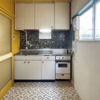 中野区上高田の賃貸物件/キッチン。残置物のオーブンレンジがついています。