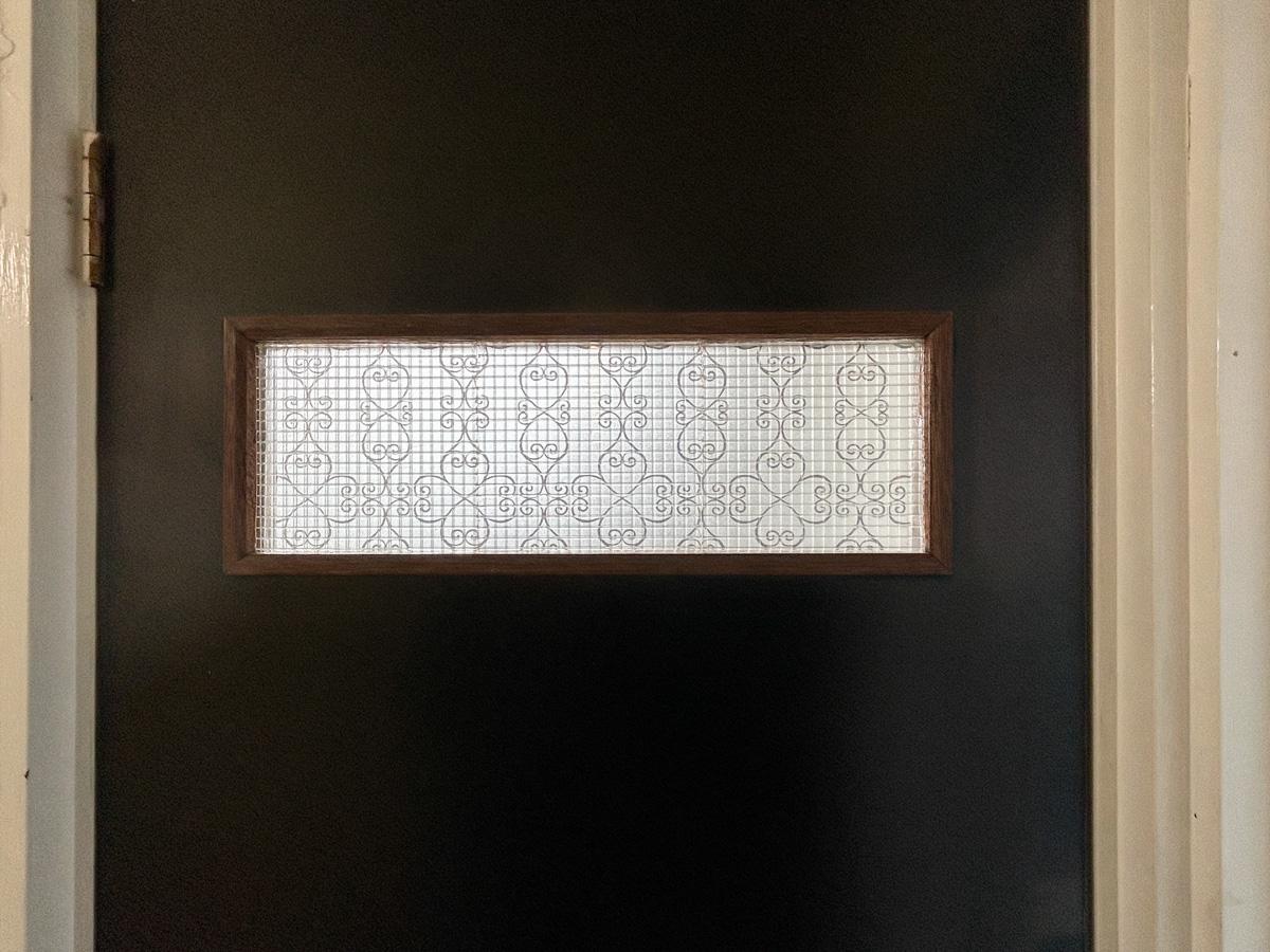 中野区上高田の賃貸物件/トイレ扉のガラスが程よくレトロさを出しています。