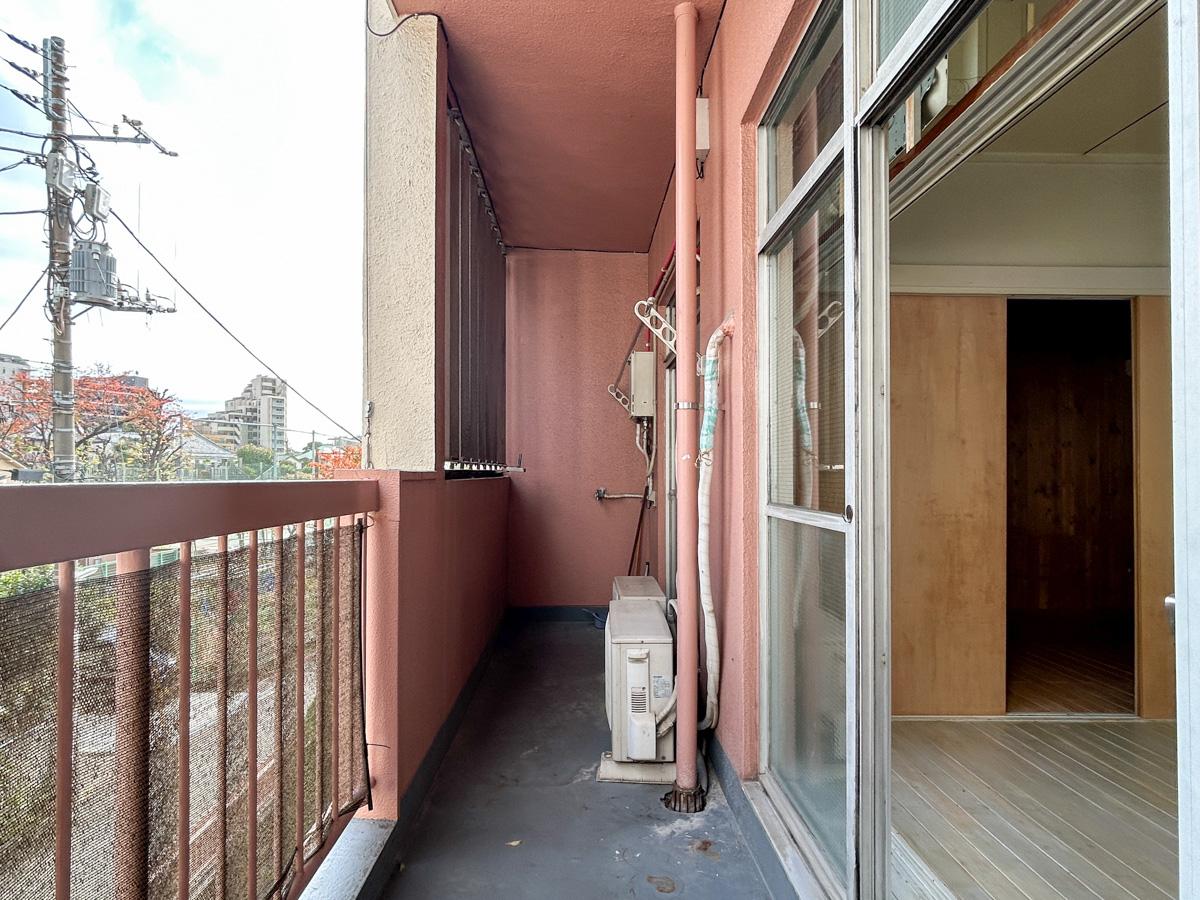中野区上高田の賃貸物件/ベランダ。幅は広く、建材や工具を置いておくのに嬉しいスペース。