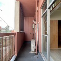 中野区上高田の賃貸物件/ベランダ。幅は広く、建材や工具を置いておくのに嬉しいスペース。