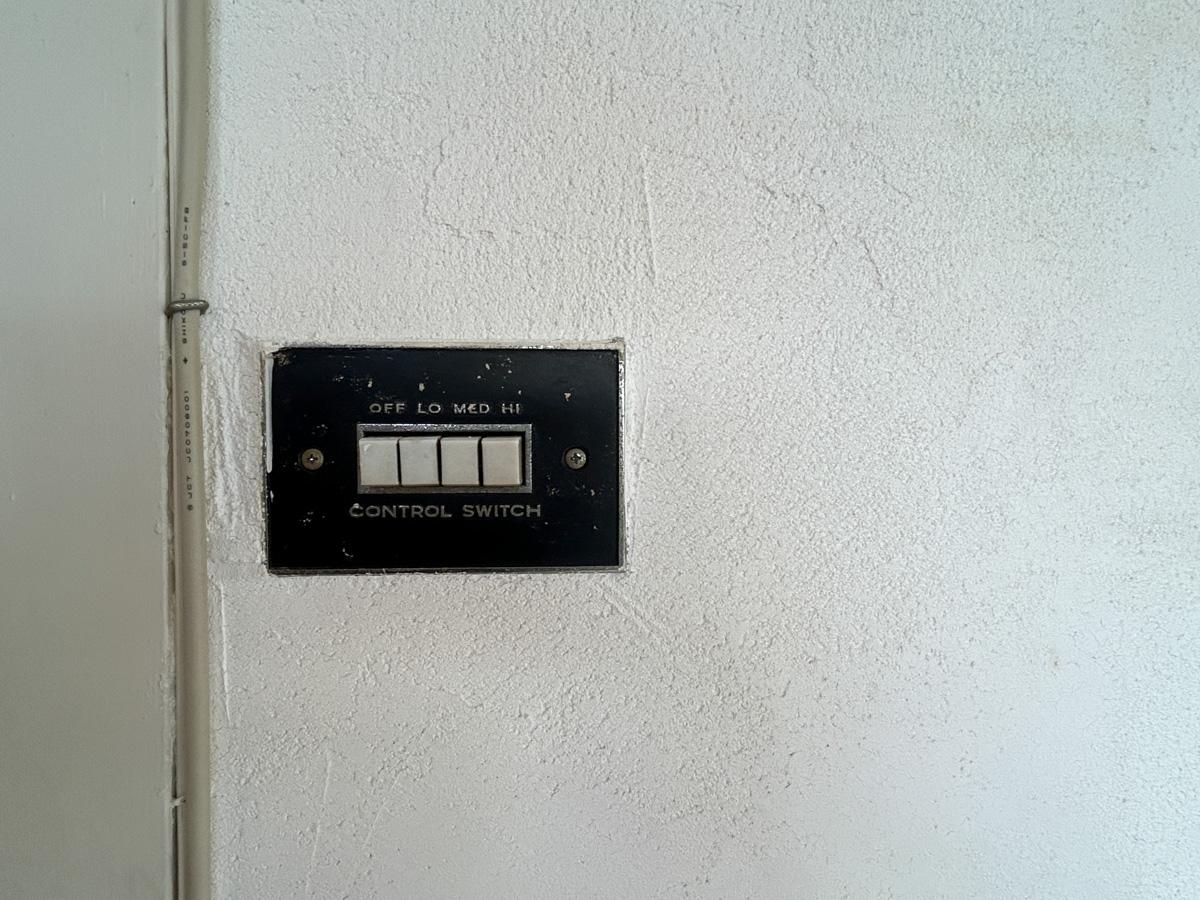 中野区上高田の賃貸物件/可愛げのあるレトロなスイッチ