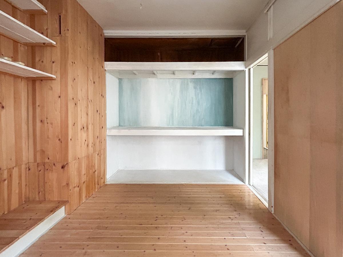 中野区上高田の賃貸物件/無垢の木材を張り巡らせた部屋。すでに前入居者さんが手を加えているようです。