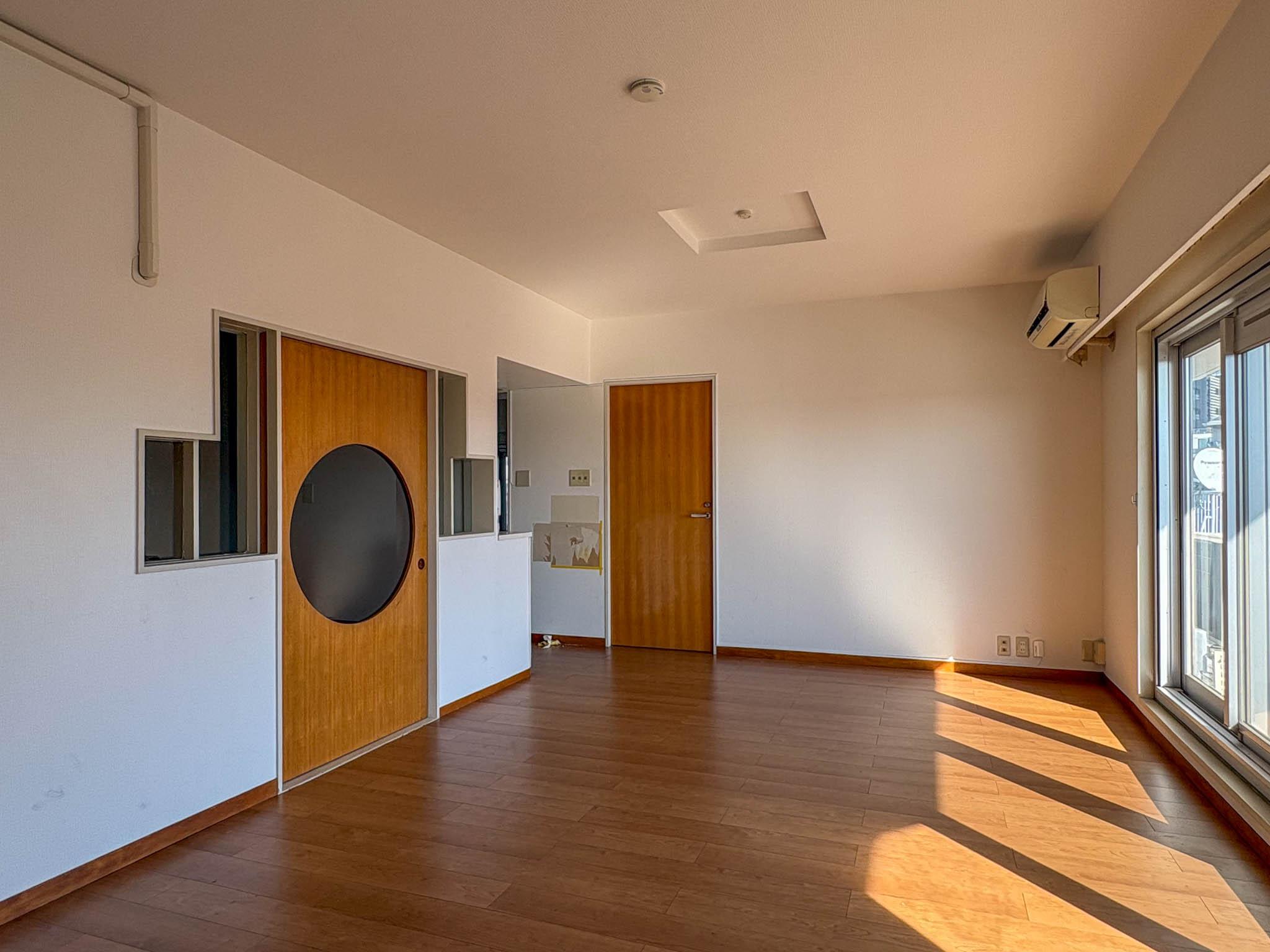 渋谷区南平台町の賃貸物件/バルコニーに面した明るい洋室。丸窓の建具がアクセント