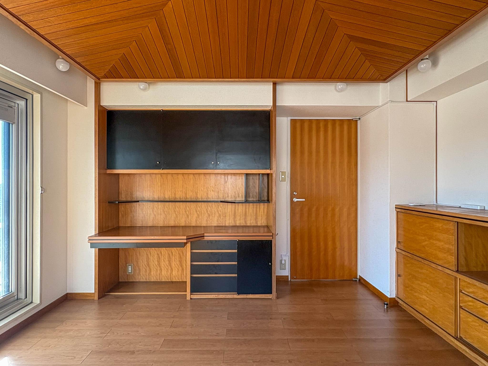 渋谷区南平台町の賃貸物件/リビングとはガラッと雰囲気が変わる木天井や造作が美しい洋室