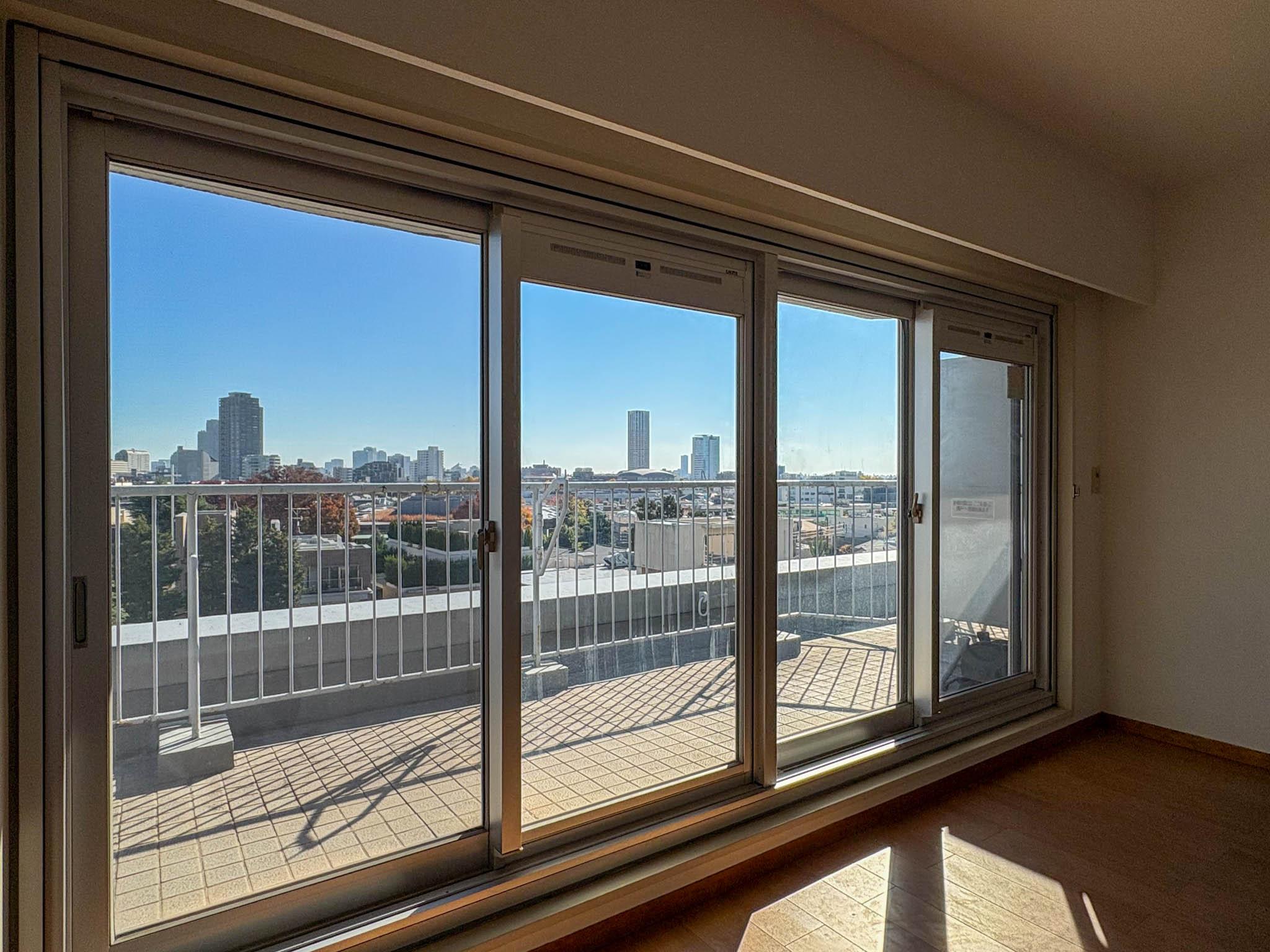 渋谷区南平台町の賃貸物件/L字バルコニーへと続く大開口