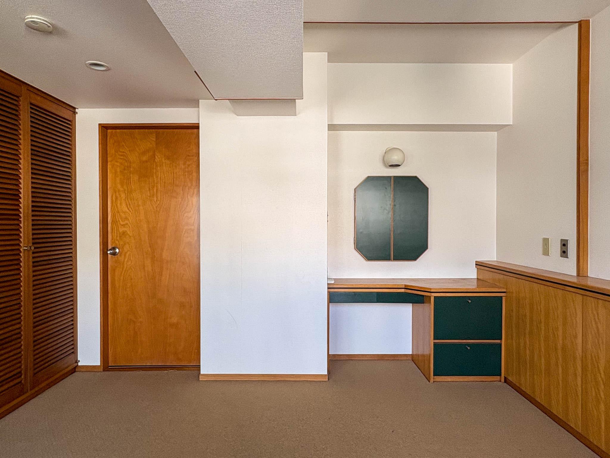 渋谷区南平台町の賃貸物件/かわいいドレッサーやルーバー扉、カーペット張りが特徴の洋室